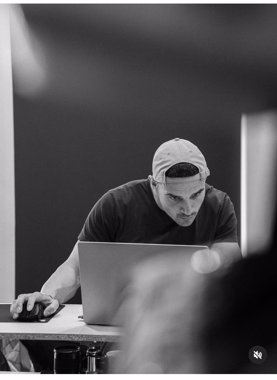 Architekt pracuje przy laptopie