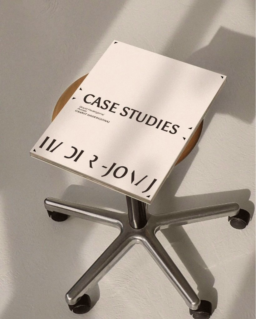 Książka „Case studies” na stoliku