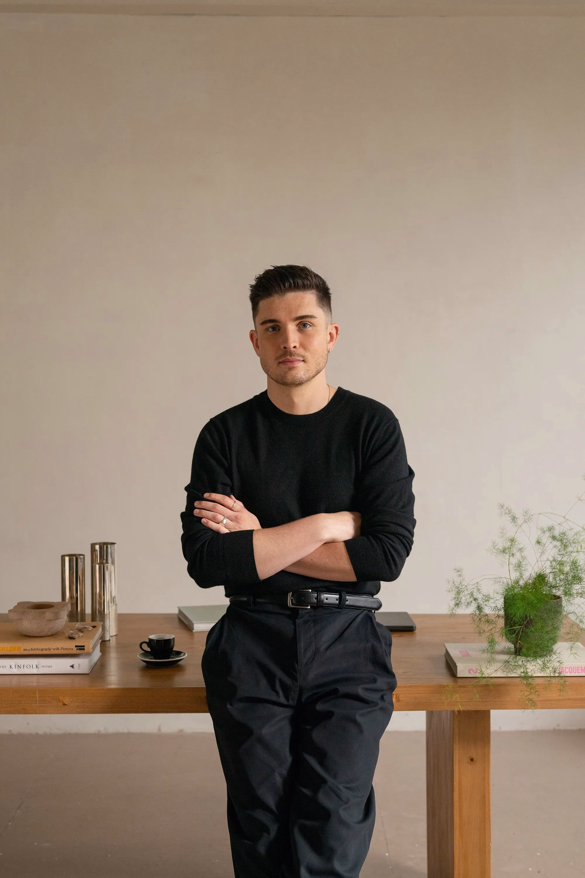 Michał Czapliński, założyciel Studio Elementy, przy stole w studiu